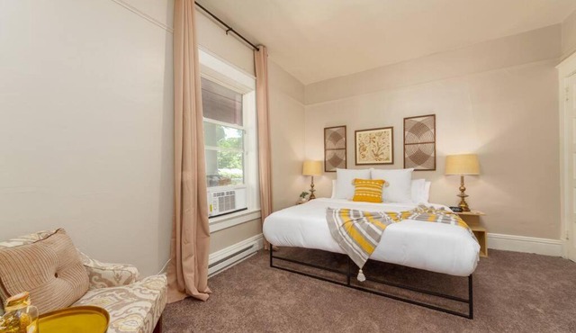 Renovated 1 Bed 1 Bath KING BED Near Downtown