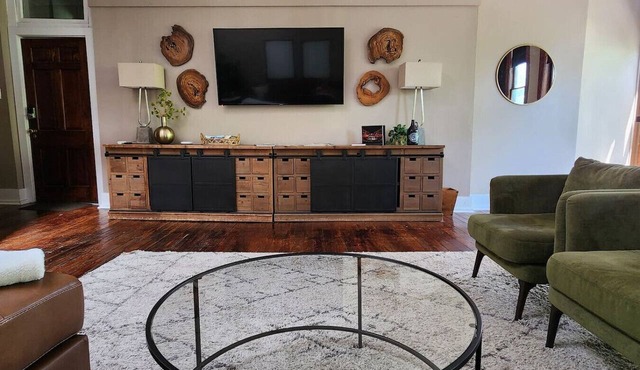 Renovated Downtown Loft near Gay St | Walk Everywhere