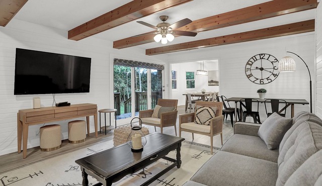 Renovated, spacious Grand Park home with hot tub!