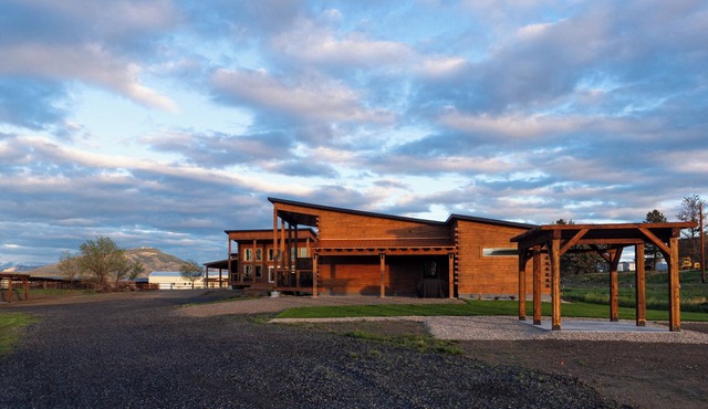 Rent 2 luxury cabins: sleep 16! Fire pits, outdoor dining, stunning skies on the edge of Cody.