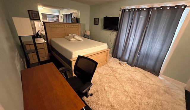 Resort, living at an affordable price, 2-bedroom house AC, hot tub and pool
