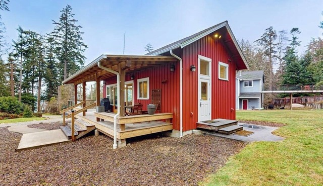 Restorative tiny home with amazing outdoor space, central location, and free Wifi in Langley