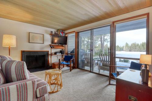 Retro Dog-Friendly Condo with Fireplace Wi-Fi & SHARC Access