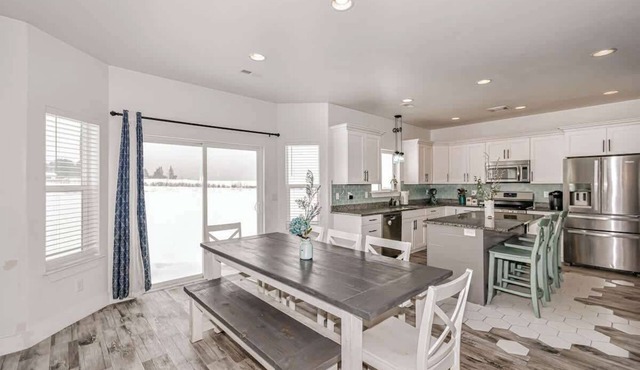 Rexburg 5 Bedroom Home With Rock Climbing Wall & M