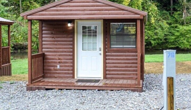 River Forge Cabin 51 - Cozy and Rustic 1 Bedroom Cabin - Creek Front