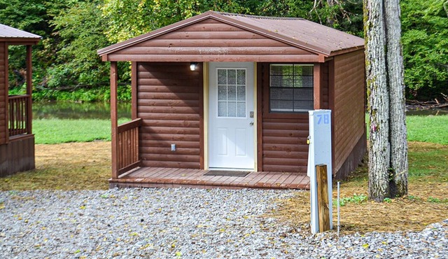 River Forge Cabin 77 - Cozy and Rustic 1 Bedroom Cabin - Creek Front