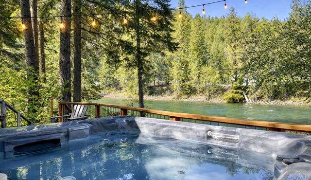 River | Hot Tub | Firepit & BBQ | Dogs | Deck