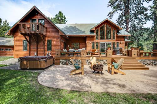 River Lover's Paradise! Luxe Cabin on the Naches