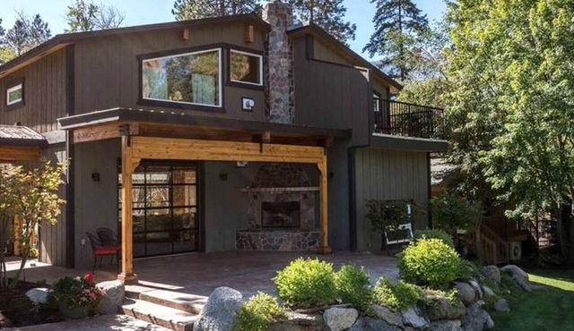 Riverfront Cabin with Modern Loft Interior in Leavenworth, Washington