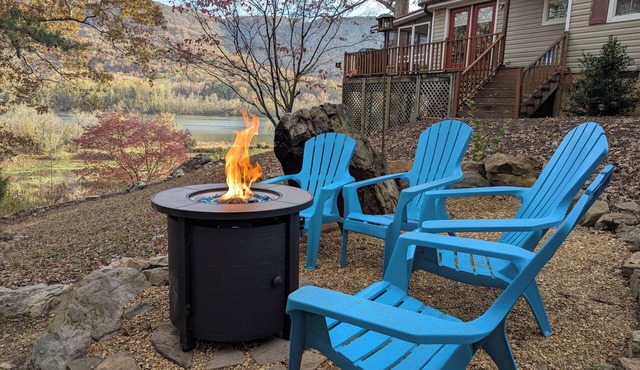 Riverfront Hideaway: Hot Tub, Screen Room, Family Friendly, River Views