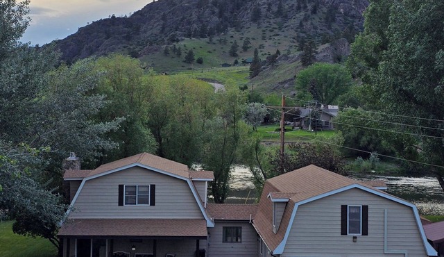 ~ Riverfront, Hot Tub, Mountain Views, 8 Beds ~