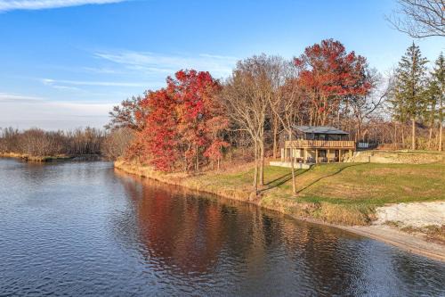 Riverfront Reset! Dells Cabin w/Kayaks & Deck in Wisconsin Dells