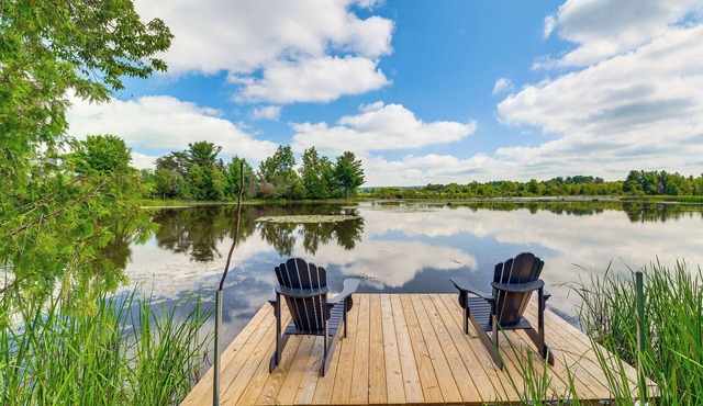 Riverfront Retreat/Hot Tub/Short Walk to Downtown