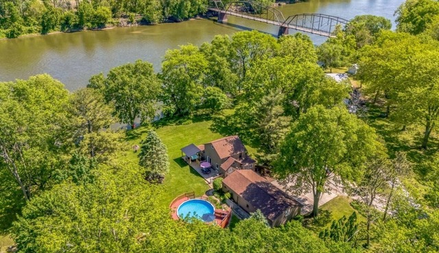 Riverfront, swimming pool, hot tub, pickleball court, basketball, billiard