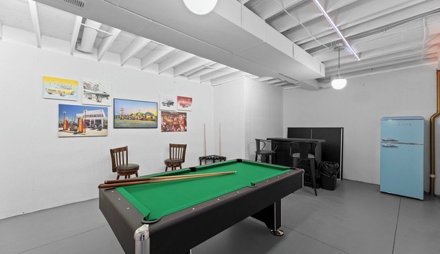 Riverside Gem w Deck Hot Tub, Fire Pit & Game Room in Riverside