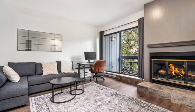 RiverSide Updated Beauty-Hot Tubs & Summer Pool in Eagle Vail
