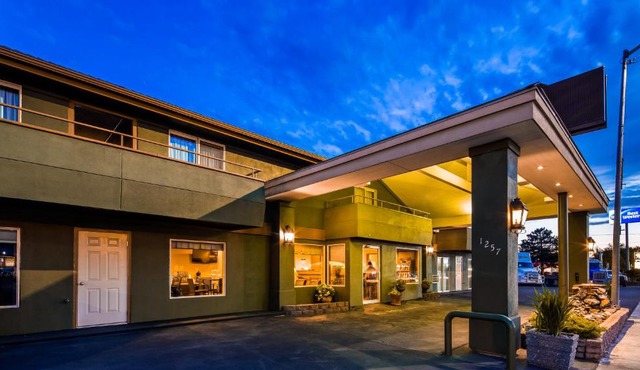 RiverTree Inn & Suites