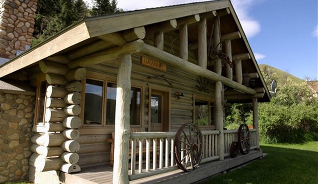 Rocky Mountains Nature Escape: Amazing Log Cabin with a Hot Tub in Darby, MT