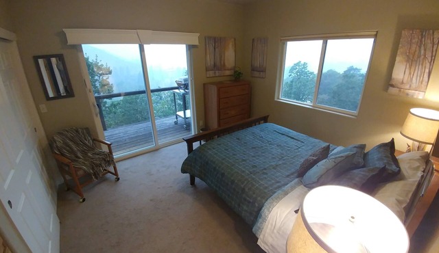 Rogue River Guesthouse: Rural river views near I-5