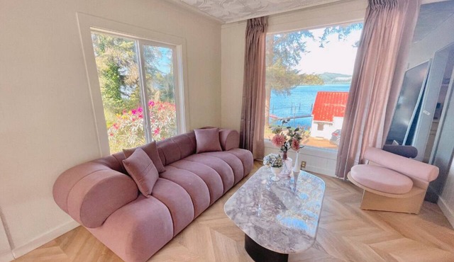 Romantic Cabin on the Lake with a Waterfront View - Stay at the Lavender Loft