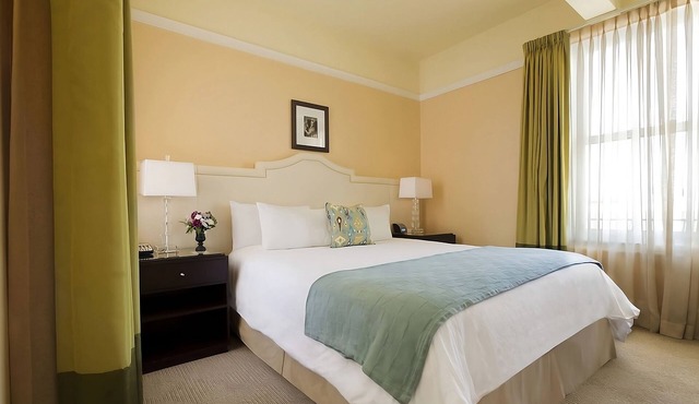 Romantic Queen Stay | Near Pittock Mansion - 2.3 mi | Parking | Pet Friendly