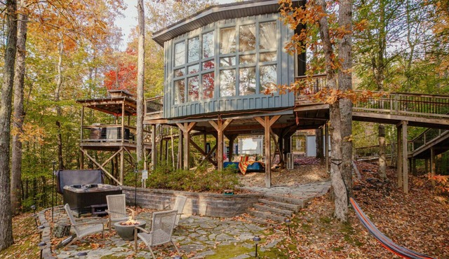 Romantic Treehouse w/Sauna, Hot Tub, & Fire Pits!
