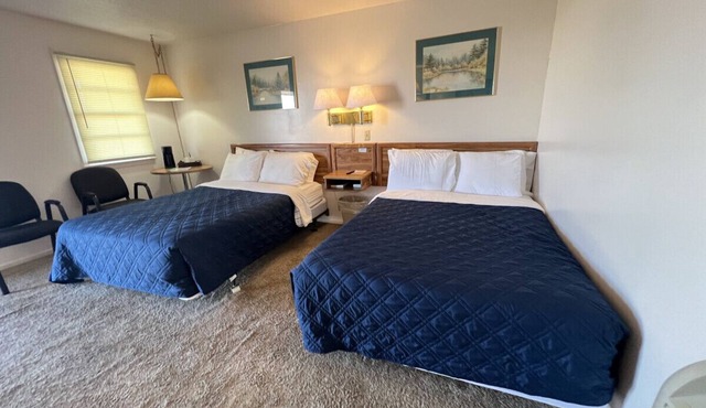 Room 103 - Double Full - Sleeps 4 - West Lake Grandvue Inn