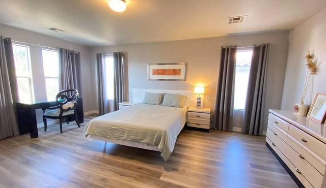 Room M Bright Master Bedroom w/ private bath in SW