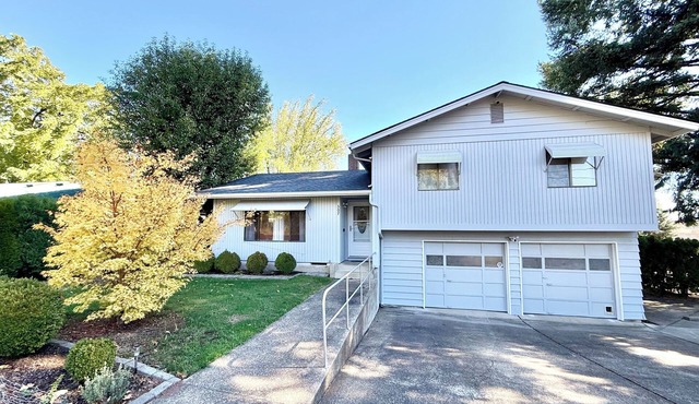 Roomy 3BR base in Philomath, near OSU and within 50 min of the coast with AC.