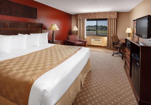 Roosevelt Grand Dakota SureStay Collection by Best Western