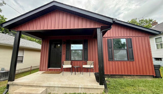Ruby Red Crystal House: 2BD/2BA Walk to Dining & Coffee, Minutes from Major Hwy
