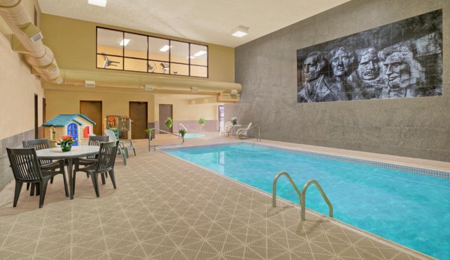 Rushmore Express & Suites in Keystone