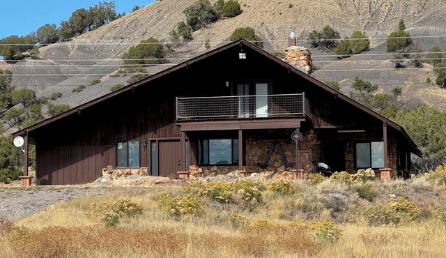 Rustic 4-Bedroom Luxury Retreat - Spectacular White River Valley Views