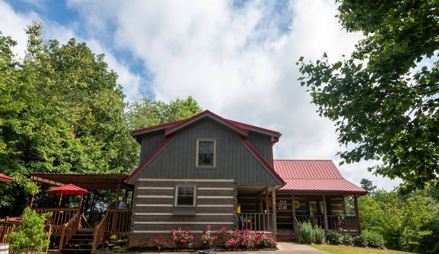 Rustic Chic Cabin with Luxury Amenities