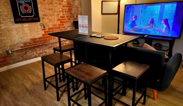 Rustic Detroit Retreat- Walking distance From Arenas and Stadiums!
