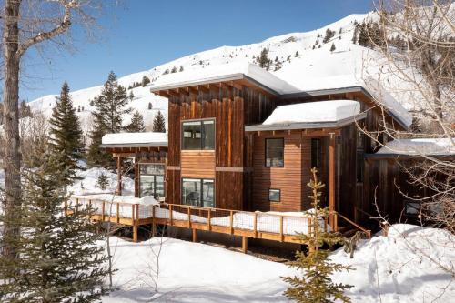 Rustic Modern Luxury Retreat with Hot Tub