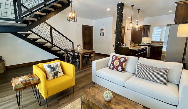 Rustic Townhome Retreat Surrounded By Scenic Mtns