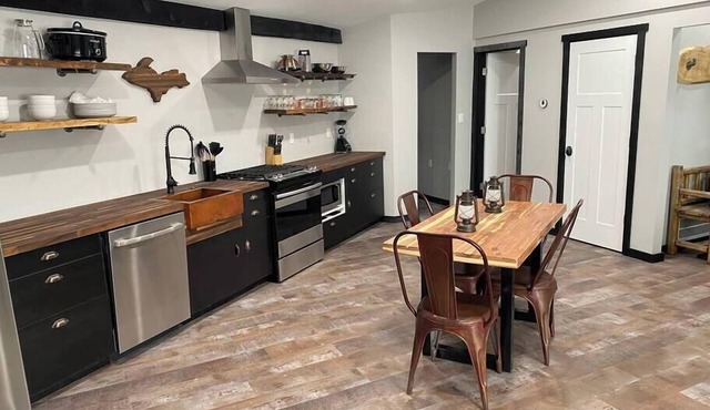 Rustic, yet Modern Trailside Cottage/MTU 2.3 Miles