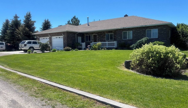 Salem Pines lost Moose lodge Charming 3-bedroom downstairs suite with AC, WiFi.