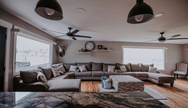 Salmon Gathering Place sleeps 35 + perfect for reunions.retreats.events