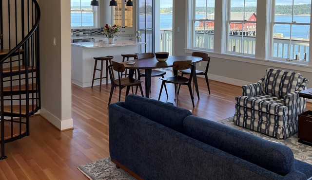 Salty Vons Waterfront Inn on Penn Cove in Coupeville