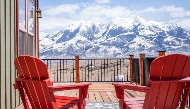 Sapphire Solace · Sapphire skies and mountain views of a lifetime