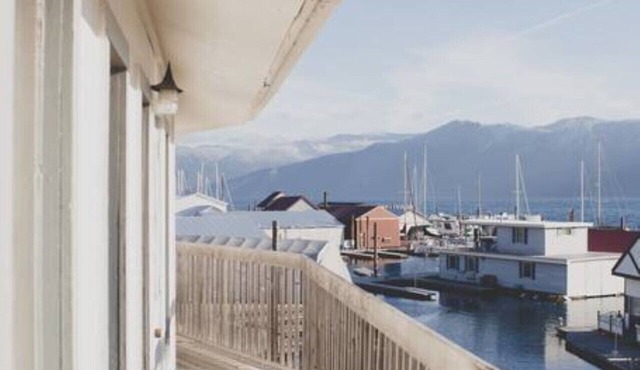 Scenic Bay Motel room 4