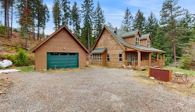 Scenic Chalet with gas fireplace & mountain views, dog-friendly