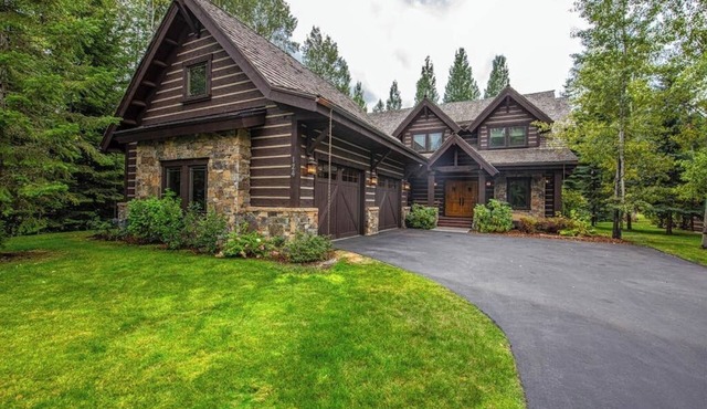 Scenic Idaho Club Lodge with full kitchen & outdoor dining area