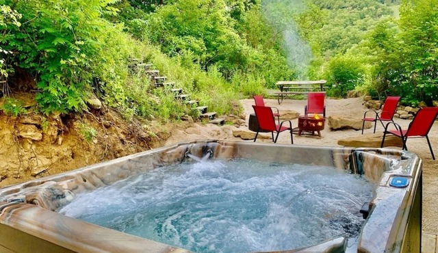 Scenic View Lodge- w/hot tub & POOL