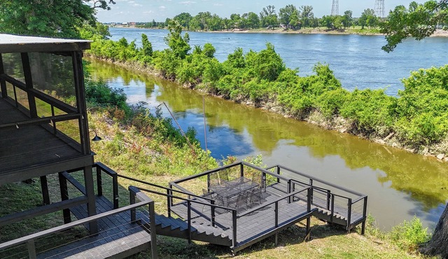 Screened Patio on Pickwick River- Boat & RV Parking, Fishing Pier- Dogs allowed