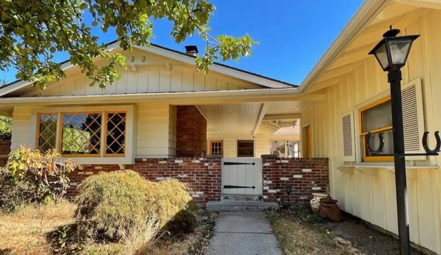 SE Woodstock Rancher, Walk to the park, Reed College, shopping & great food!