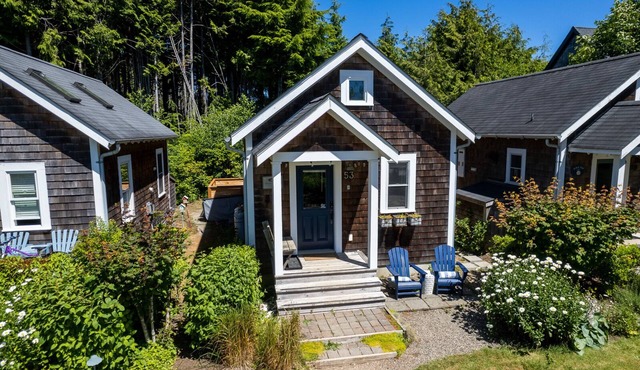 Seabrook 2 Bedroom cottage with hot tub, pets OK