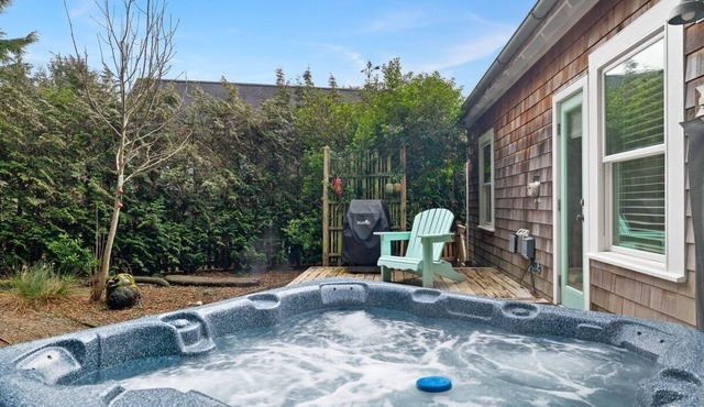 Seabrook Cabin - 10 minute Walk to Town, Private Hot Tub & Yard, Dog Friendly